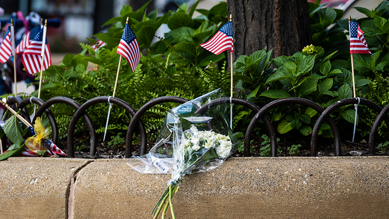 ΗΠΑ: Οι γονείς ενός δίχρονου αγοριού μεταξύ των νεκρών της επίθεσης στο Χάιλαντ Παρκ